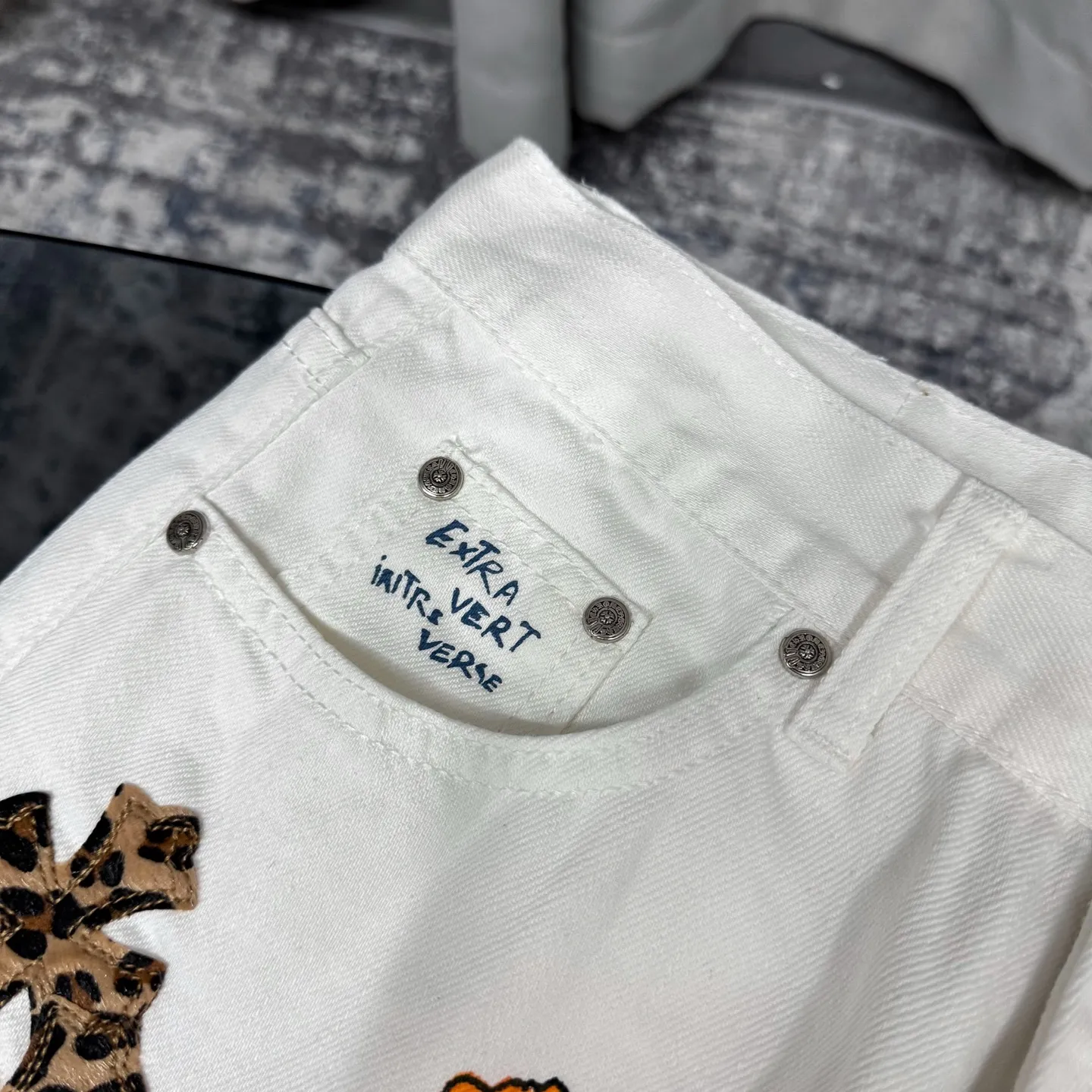P250 Chrome Hearts｜CH Chrome Hearts 25SS high street jeans with leopard print and vintage graffiti paintings. Chrome Hearts are the most popular pants in color. Made of beaded canvas fabric, heavy washing makes the upper body of the fabric more textured and the pants are tall and straight! The three-dimensional cutting of the whole trousers is a masterpiece! The hardware is customized by zp. The beaded canvas fabric is thick and soft after being washed. It has good breathability. Customized small leather label. Unique design. The details are simple and elegant, and the workmanship is exquisite. The whole trousers are neatly routed and the details are in place! It’s so cool that both men and women can easily control the genderless trend! Color: White Size: 28 30 32 34